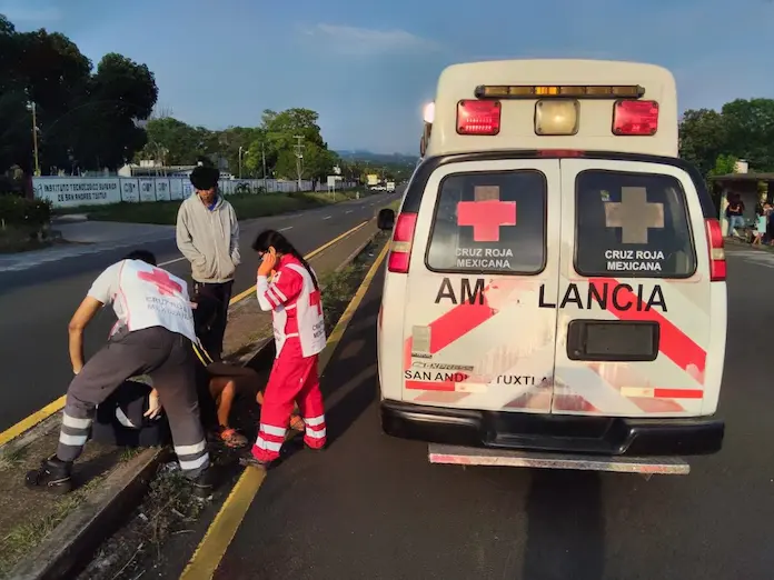 Jóvenes resultan heridos tras chocar contra un auto, en la carretera federal 180
