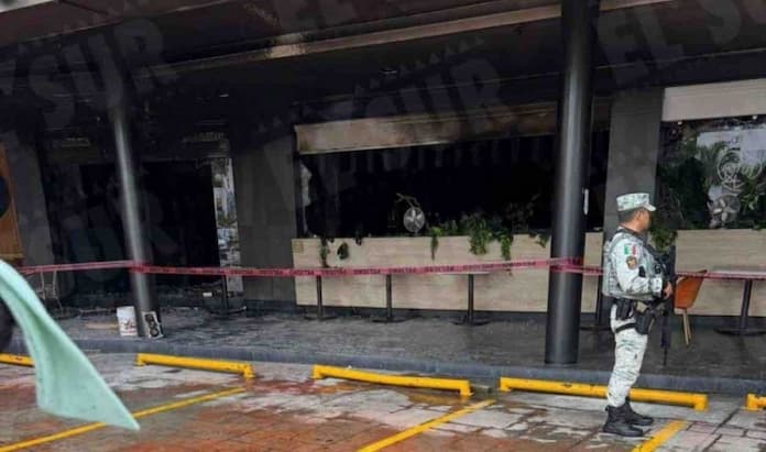 Dos restaurantes incendiados en Costa Azul, Acapulco