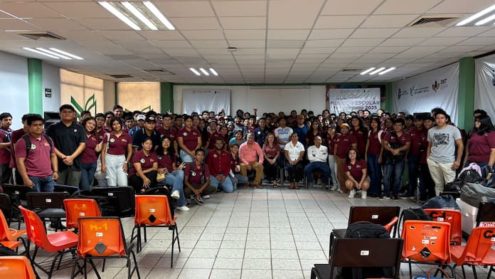 𝐀𝐥𝐮𝐦𝐧𝐚𝐝𝐨 𝐝𝐞 𝐈𝐧𝐠𝐞𝐧𝐢𝐞𝐫𝐢́𝐚 𝐌𝐞𝐜𝐚𝐭𝐫𝐨́𝐧𝐢𝐜𝐚 𝐜𝐞𝐥𝐞𝐛𝐫𝐚 𝐞𝐧 𝐞𝐥 𝐦𝐚𝐫𝐜𝐨 𝐝𝐞𝐥 𝐃𝐢́𝐚 𝐝𝐞𝐥 𝐈𝐧𝐠𝐞𝐧𝐢𝐞𝐫𝐨 (𝐚) 𝐌𝐞𝐜𝐚𝐭𝐫𝐨́𝐧𝐢𝐜𝐨 (𝐨) 𝐜𝐨𝐧 𝐅𝐨𝐫𝐨 𝐝𝐞 𝐄𝐠𝐫𝐞𝐬𝐚𝐝𝐨𝐬 (𝐚𝐬).