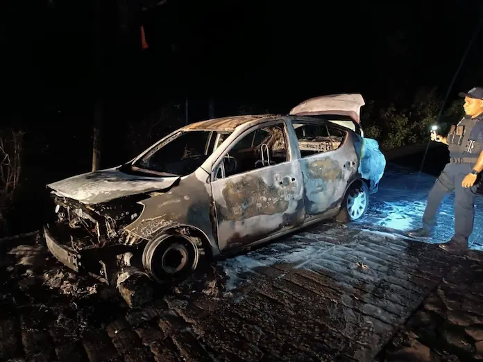 Taxi termina envuelto en llamas en San Andrés Tuxtla