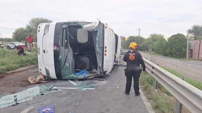Volcadura de un autobús en Nuevo León deja 11 muertos y 19 heridos