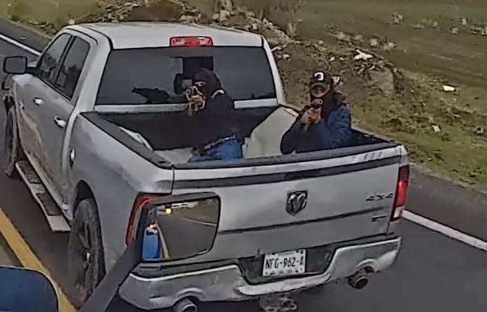 VIDEO | Traileros sufren intentos de asalto en Puebla; así esquivaron a delincuentes