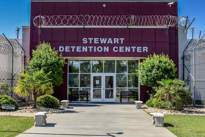 Sheinbaum pide investigación tras muerte de un mexicano bajo custodia del ICE