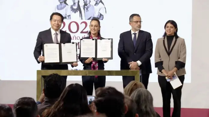 Firma Presidenta Sheinbaum dos decretos para disminuir cinco años la edad de jubilación de los maestros y facilitar su movilidad