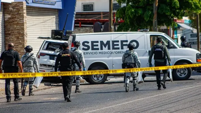 Hallan 20 cuerpos en Culiacán: 16 estaban en una camioneta y cuatro en un puente