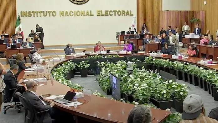 INE tumba una treintena de triunfos de magistraturas de circuito por no tener promedio de 8 en licenciatura