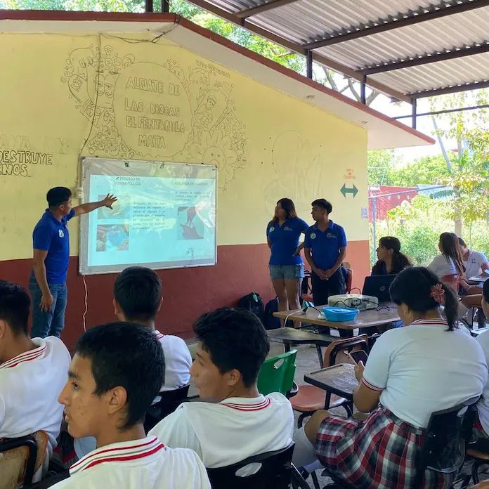 𝐄𝐬𝐭𝐮𝐝𝐢𝐚𝐧𝐭𝐞𝐬 𝐝𝐞 𝐈𝐧𝐠𝐞𝐧𝐢𝐞𝐫𝐢́𝐚 𝐀𝐦𝐛𝐢𝐞𝐧𝐭𝐚𝐥 𝐝𝐞𝐥 𝐈𝐓𝐒𝐒𝐀𝐓 𝐥𝐥𝐞𝐯𝐚𝐧 𝐩𝐥𝐚́𝐭𝐢𝐜𝐚 𝐢𝐧𝐟𝐨𝐫𝐦𝐚𝐭𝐢𝐯𝐚 𝐚 𝐞𝐬𝐜𝐮𝐞𝐥𝐚𝐬 𝐝𝐞 𝐧𝐢𝐯𝐞𝐥 𝐦𝐞𝐝𝐢𝐨 𝐬𝐮𝐩𝐞𝐫𝐢𝐨𝐫.