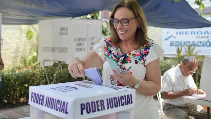 La gobernadora Rocío Nahle García acudió  a emitir su voto