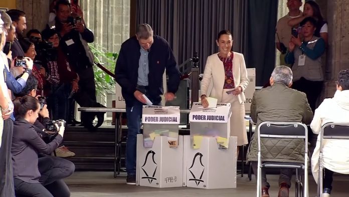 “Viva la democracia”: Sheinbaum vota en las elecciones judiciales