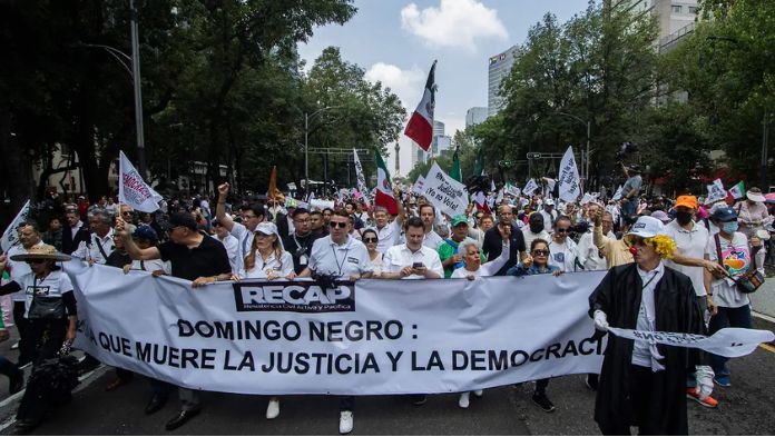 Ciudadanos marchan contra elección judicial en CDMX