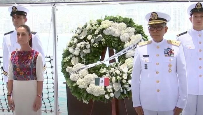 Sheinbaum lanza corona de flores al mar en homenaje a las víctimas del buque Escuela Cuauhtémoc