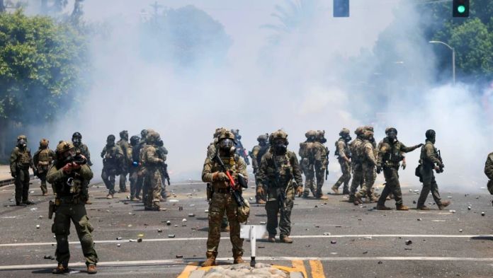 Guardia Nacional de EU lanza gases lacrimógenos a manifestantes en Los Ángeles