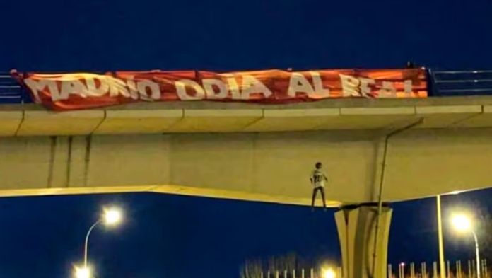 Condenan por delito de odio a aficionados que colgaron un muñeco con la figura de Vinícius Jr.