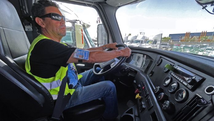 Camioneros aprenden inglés tras decreto de Trump