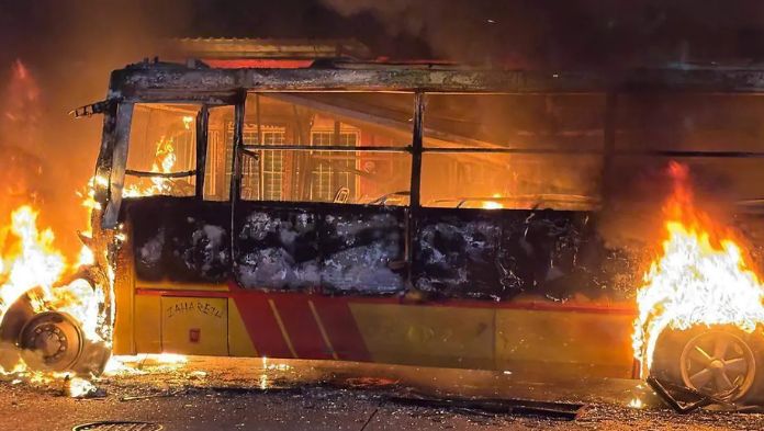 Incendian camión con 5 cuerpos en Acapulco y matan a hombre en Chilpancingo