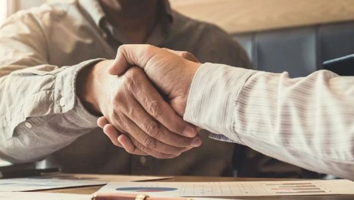 Hacienda acuerda aumento salarial para burócratas
