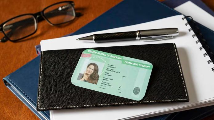 Amenaza EU con revocar ‘green cards’ a residentes legales: estos son los motivos