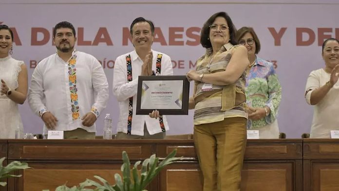 Condecoran a 599 maestras y maestros de Veracruz por cumplir 40 años de servicio