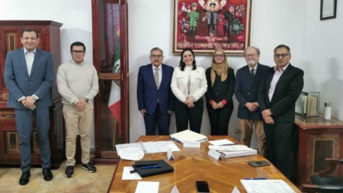 Acusan alumnos del COLVER que sobrina de AMLO frenó trámites administrativos en esa institución donde es rectora