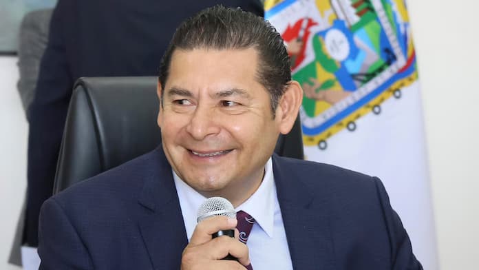 Gobernador de Puebla habría pagado más de 30 millones para que su hijo participe en una película con Belinda