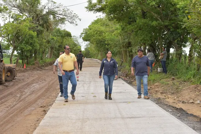Supervisa alcaldesa pavimentación de camino a Tibernal-Pixixiapan, en Santiago Tuxtla