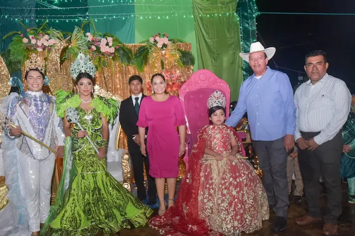 Alcaldesa Kristel Hdez Topete corona a la Reina de las Fiestas Patronales de Tapalapan