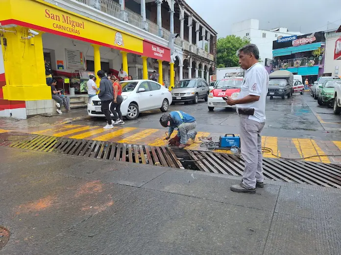 Rehabilitan alcantarillas en San Andrés Tuxtla, con el programa municipal de mantenimiento urbano