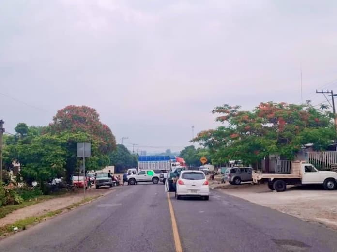 Bloquean carreteras federales en Veracruz para exigir la reparación del tramo carretero en Tlapacoyan