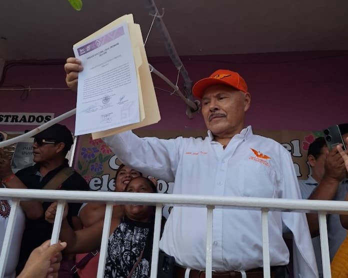 Recibe Eduardo Toscano constancia como alcalde electo de Catemaco