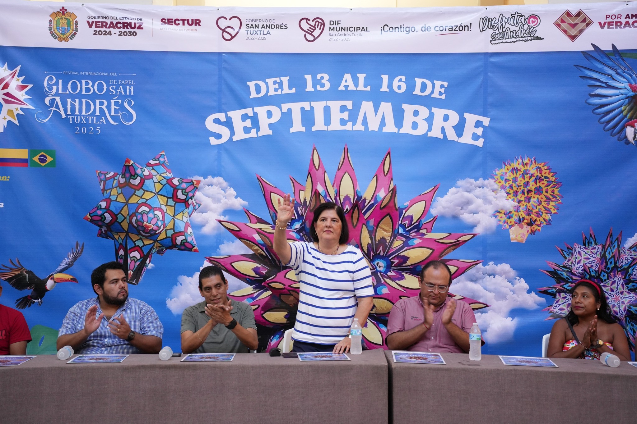 Alcaldesa de San Andrés Tuxtla presenta cartelera del Festival Internacional del Globo de Papel San Andrés Tuxtla 2025.