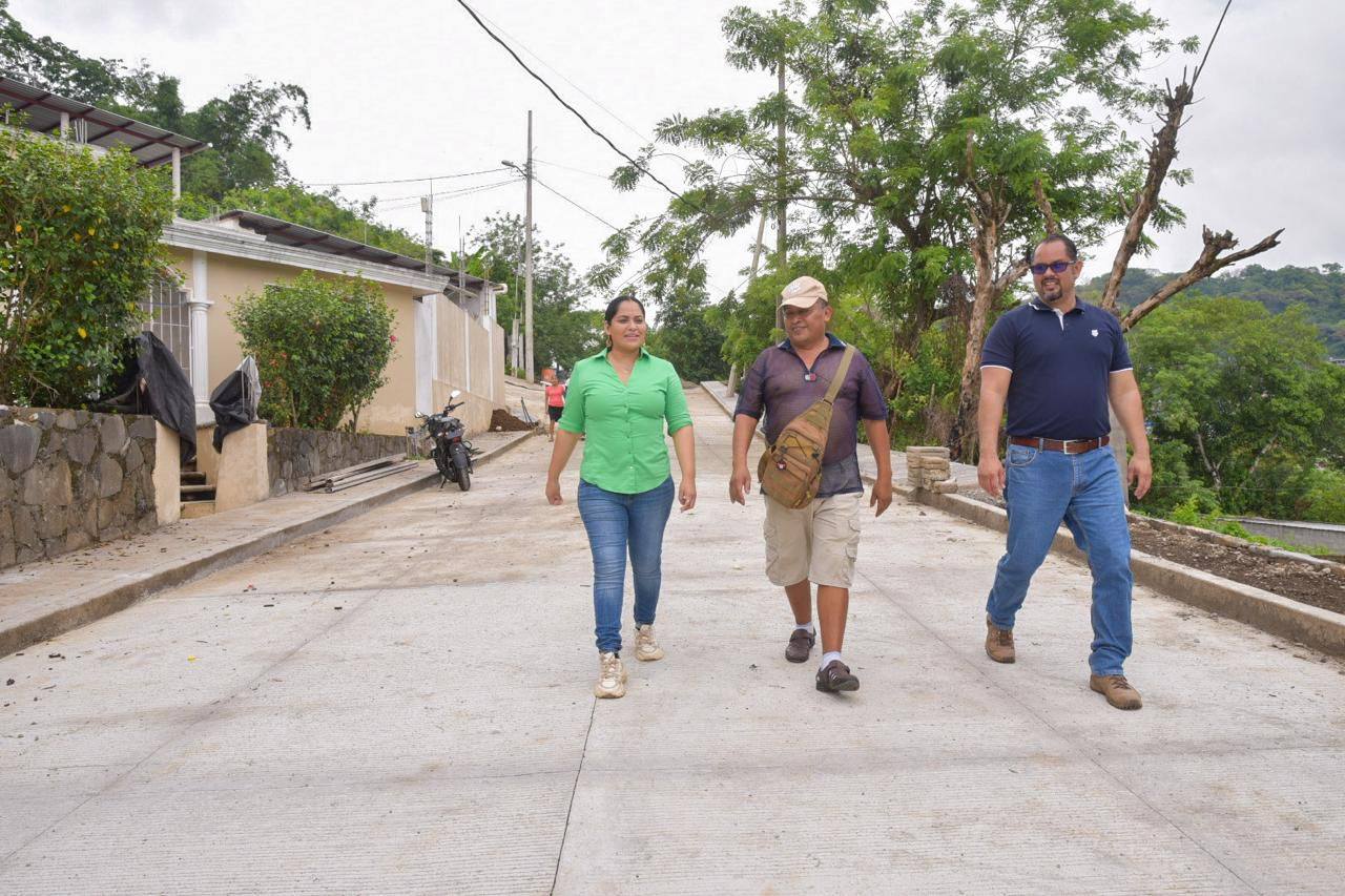 Alcaldesa Kristel Hernández Topete continuamos supervisando las Obras 2025