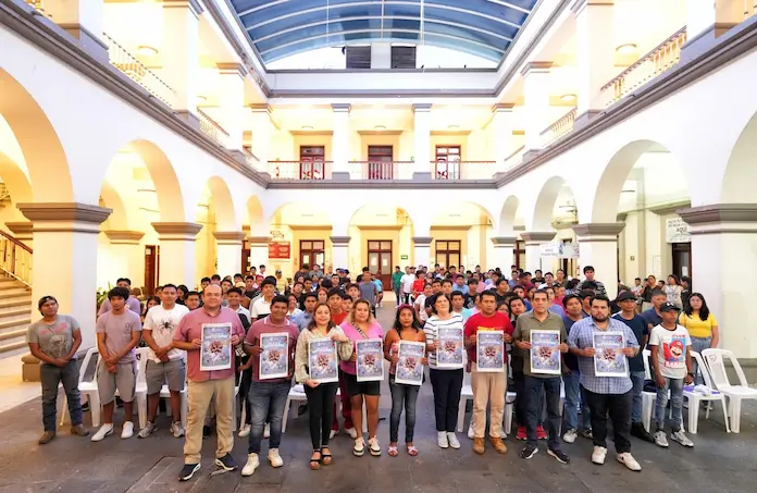 Alcaldesa de San Andrés Tuxtla presenta cartelera del Festival Internacional del Globo de Papel San Andrés Tuxtla 2025
