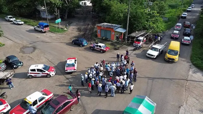 Con bloqueo carretero, habitantes de Santiago Tuxtla exigen reparación de carretera carretera estatal