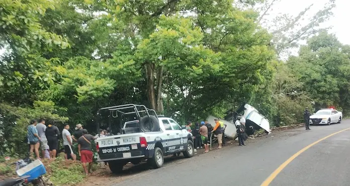 RAPIÑA tras volcadura de camión de Big-Cola en Catemaco
