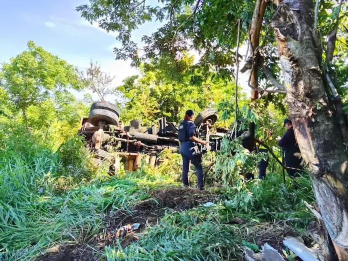 Camión de carga termina volcado tras fallas mecánicas