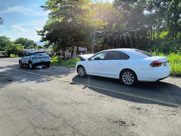 Choque deja severos daños materiales en carretera de Santiago Tuxtla