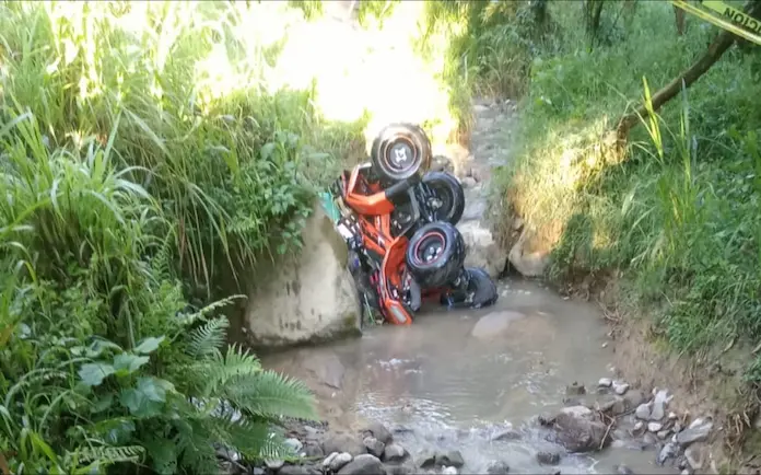 Dos mujeres mueren al caer en arroyo; una menor sobrevive