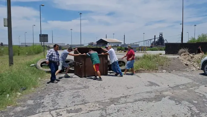 Bloquean trabajadores acceso a AHMSA