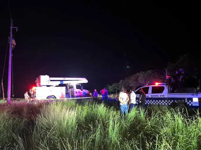 Hombre muere al realizar trabajos en poste eléctrico, en San Juan Evangelista
