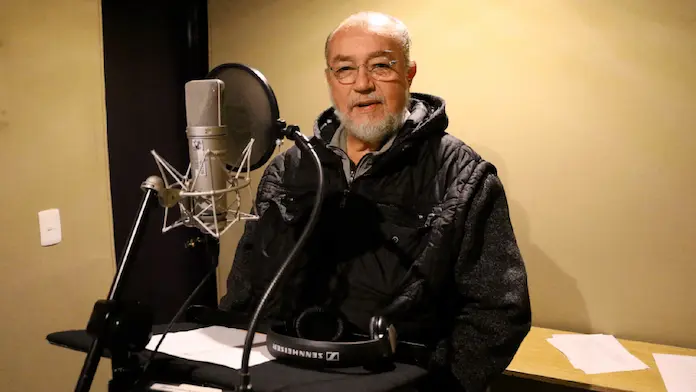 Acusan al INE de clonar la voz del fallecido Pepe Lavat con IA; protestan en CDMX