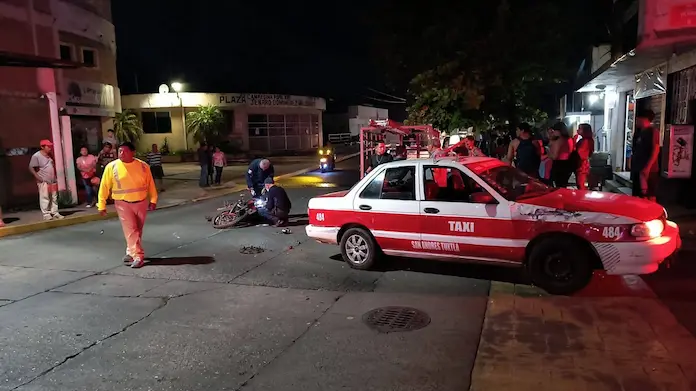 Motociclista choca contra taxi en San Andrés Tuxtla