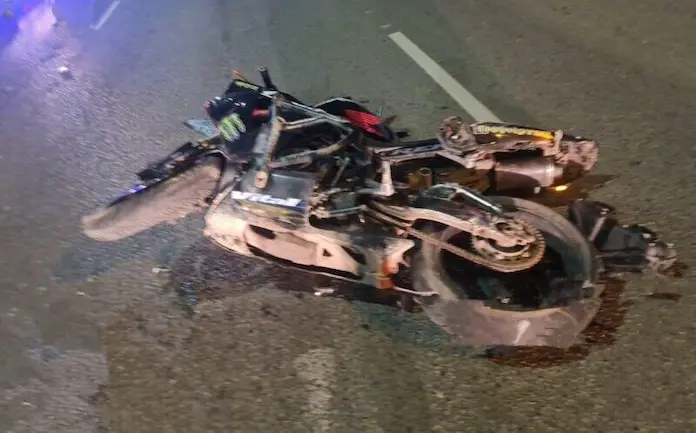 Muere joven motociclista frente al panteón