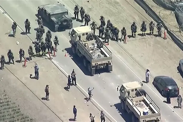 Nuevas redadas en Ventura, California; chocan agentes con defensores de migrantes