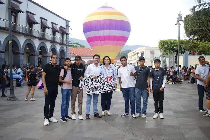 Preside alcaldesa de San Andrés primera muestra de globos del Festival Internacional de Globos de Papel 2025