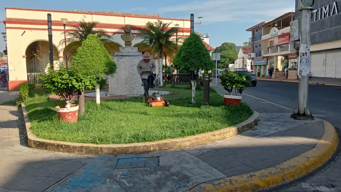 Continúa el embellecimiento y conservación de los espacios públicos de San Andrés Tuxtla