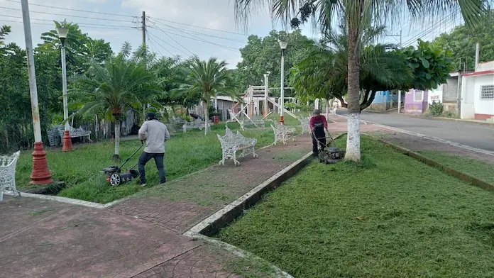 Trabajos de mejora urbana en espacios públicos de San Andrés Tuxtla
