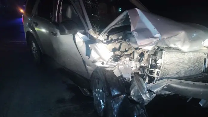 Tres heridos al estrellarse un taxi de con una camioneta