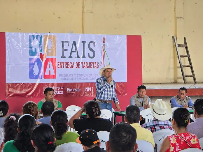 Asiste alcalde de Catemaco a la entrega de tarjetas FAIS