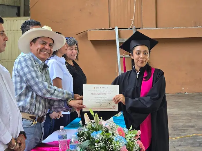 Alcalde y Regidor Tercero invitados en la ceremonia de clausura en el CECyTE Veracruz Plantel número 26 Catemaco