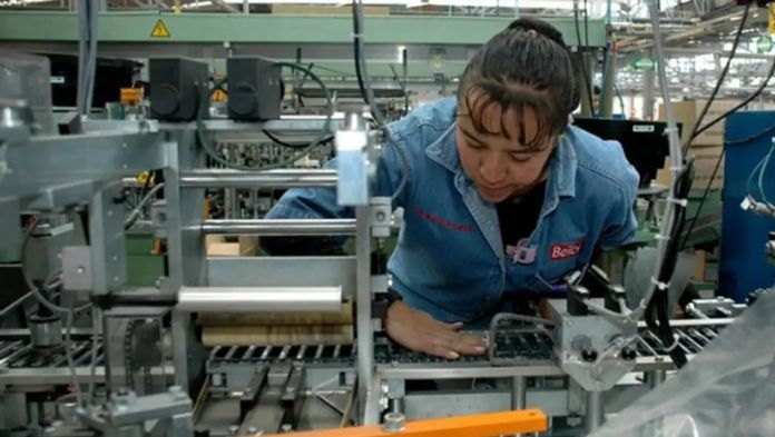 Empleo formal liga tres meses a la baja, según datos del IMSS